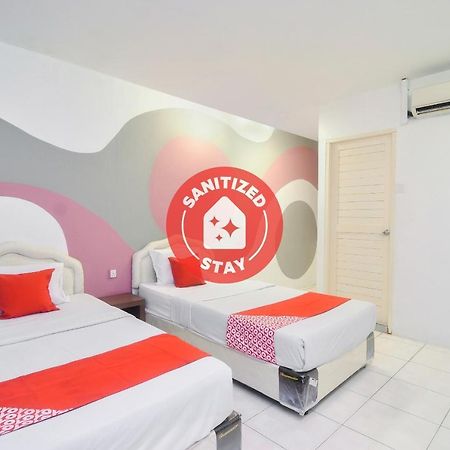 โอโย 44034 ฟูรามา ลอดจิ้ง เฮาส์ Hotel กูชิง ภายนอก รูปภาพ