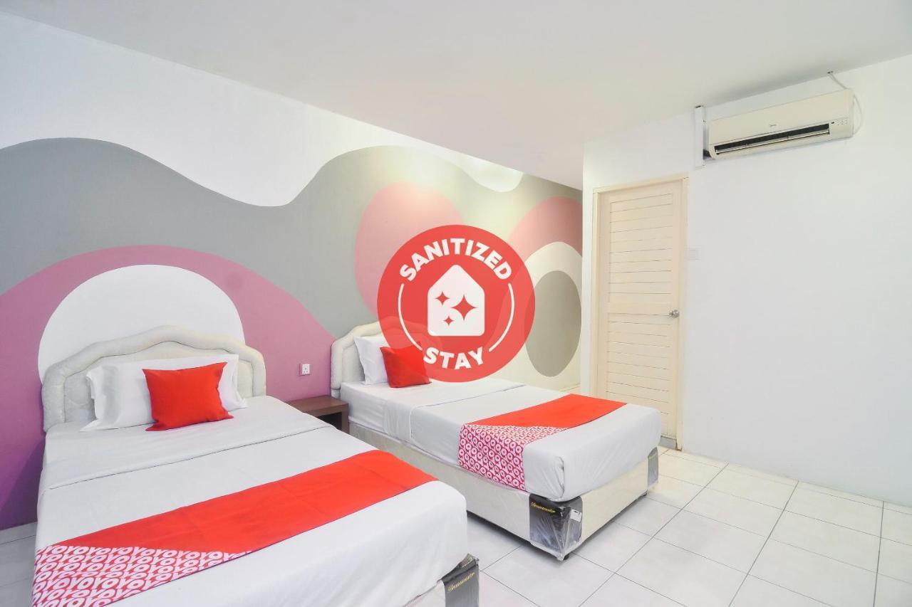 โอโย 44034 ฟูรามา ลอดจิ้ง เฮาส์ Hotel กูชิง ภายนอก รูปภาพ