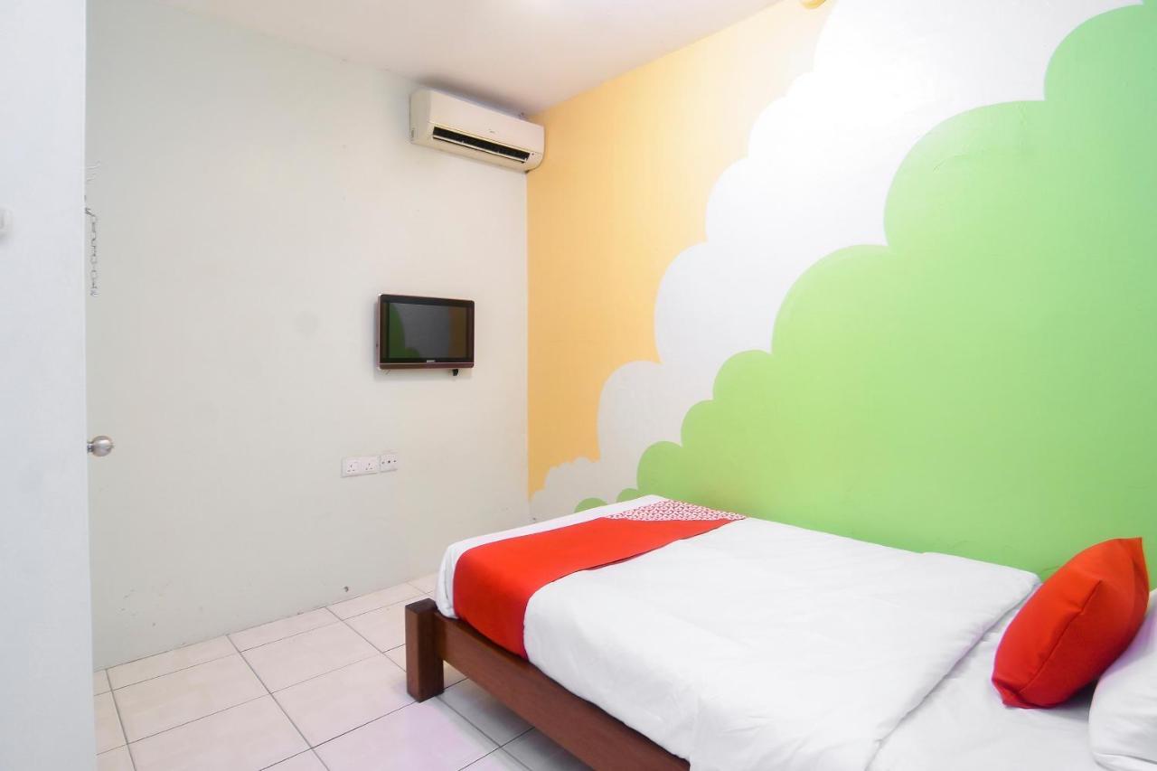 โอโย 44034 ฟูรามา ลอดจิ้ง เฮาส์ Hotel กูชิง ภายนอก รูปภาพ