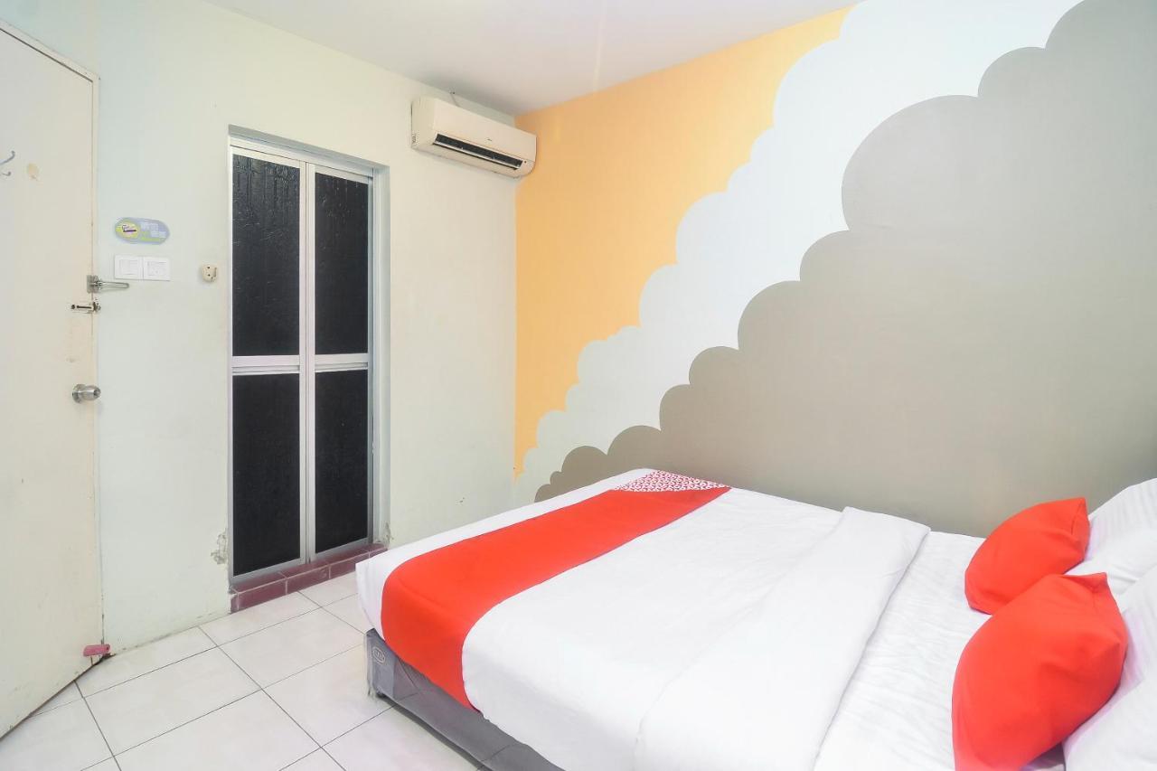 โอโย 44034 ฟูรามา ลอดจิ้ง เฮาส์ Hotel กูชิง ภายนอก รูปภาพ