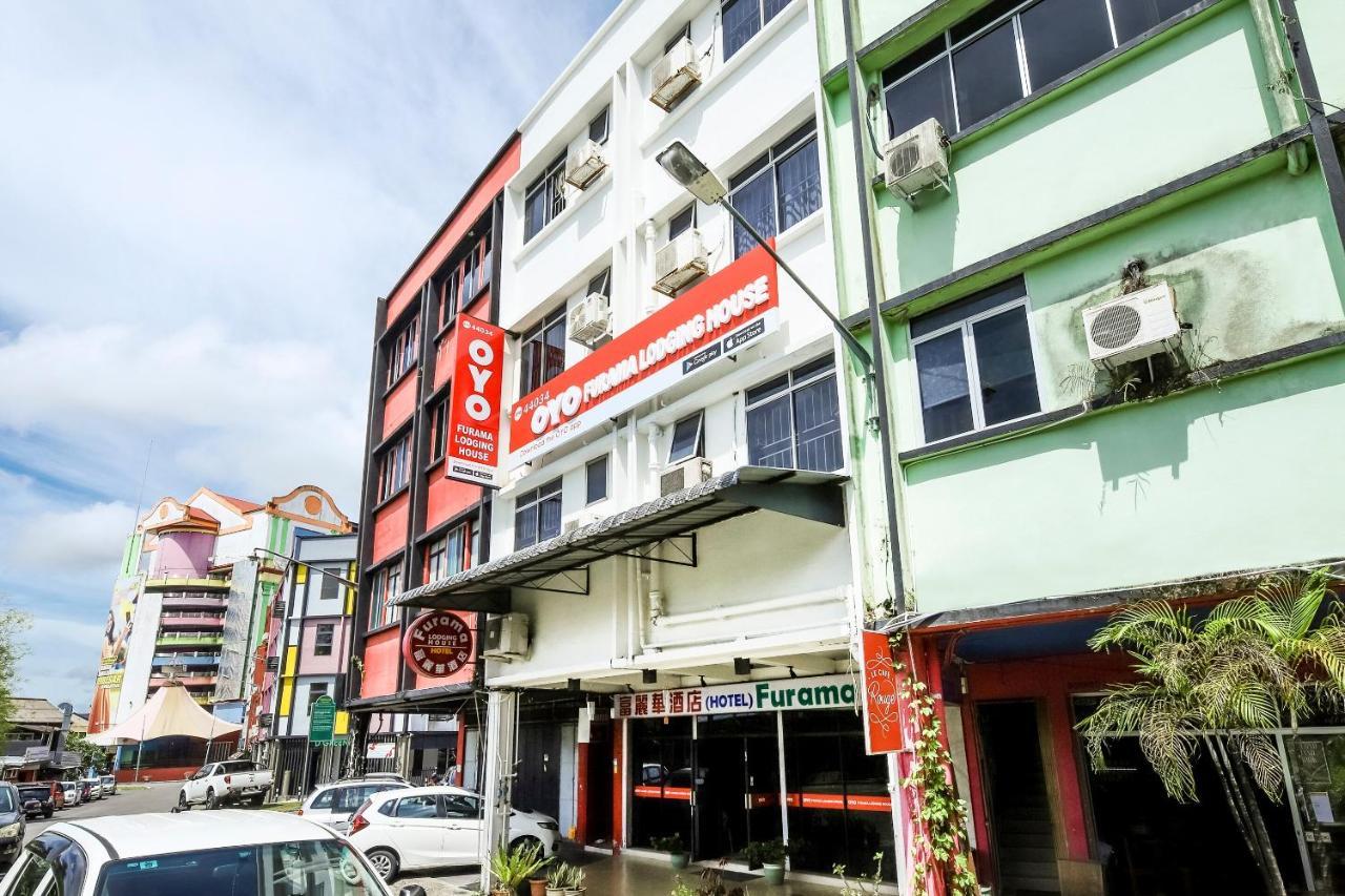 โอโย 44034 ฟูรามา ลอดจิ้ง เฮาส์ Hotel กูชิง ภายนอก รูปภาพ