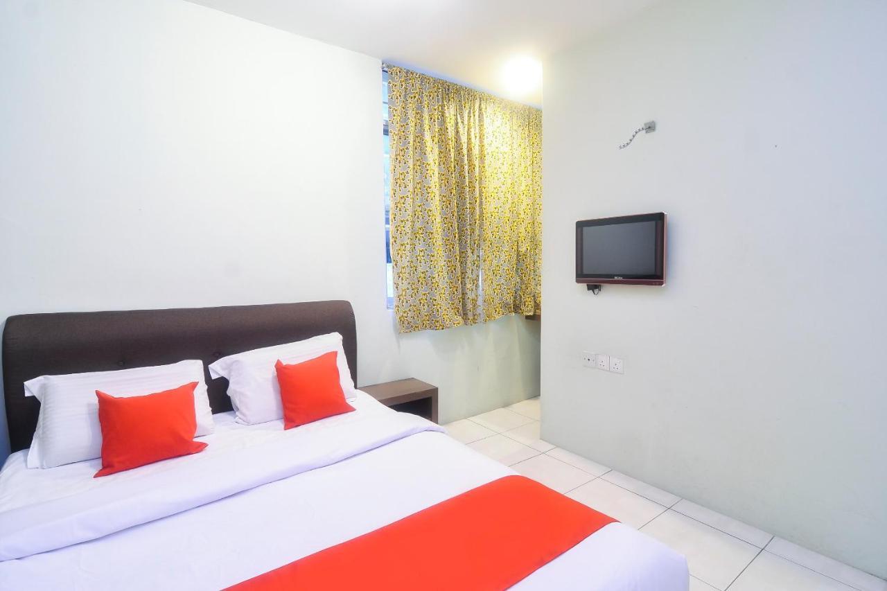 โอโย 44034 ฟูรามา ลอดจิ้ง เฮาส์ Hotel กูชิง ภายนอก รูปภาพ
