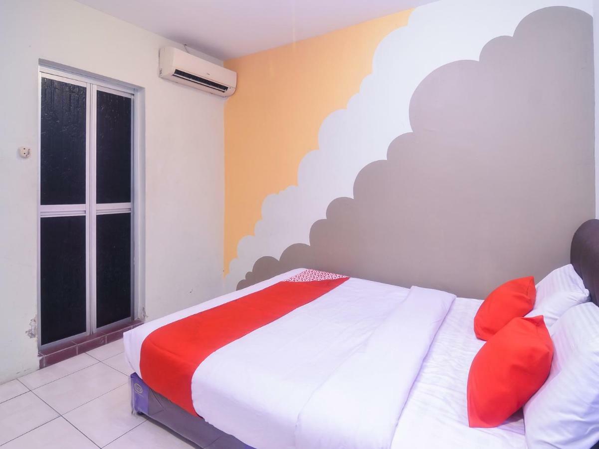 โอโย 44034 ฟูรามา ลอดจิ้ง เฮาส์ Hotel กูชิง ภายนอก รูปภาพ