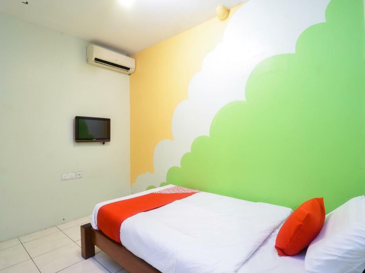 โอโย 44034 ฟูรามา ลอดจิ้ง เฮาส์ Hotel กูชิง ภายนอก รูปภาพ