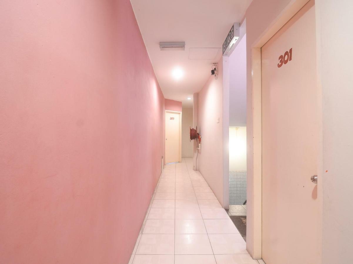 โอโย 44034 ฟูรามา ลอดจิ้ง เฮาส์ Hotel กูชิง ภายนอก รูปภาพ
