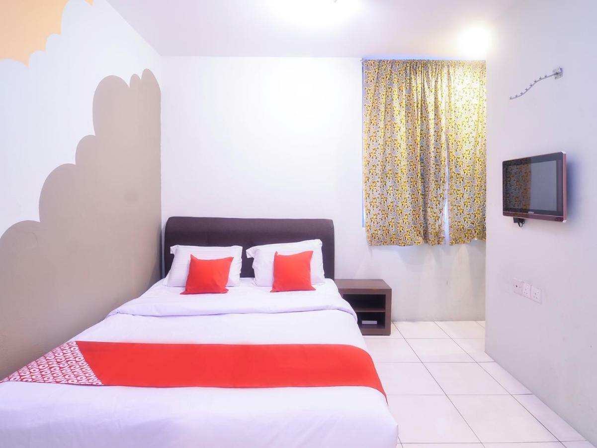 โอโย 44034 ฟูรามา ลอดจิ้ง เฮาส์ Hotel กูชิง ภายนอก รูปภาพ