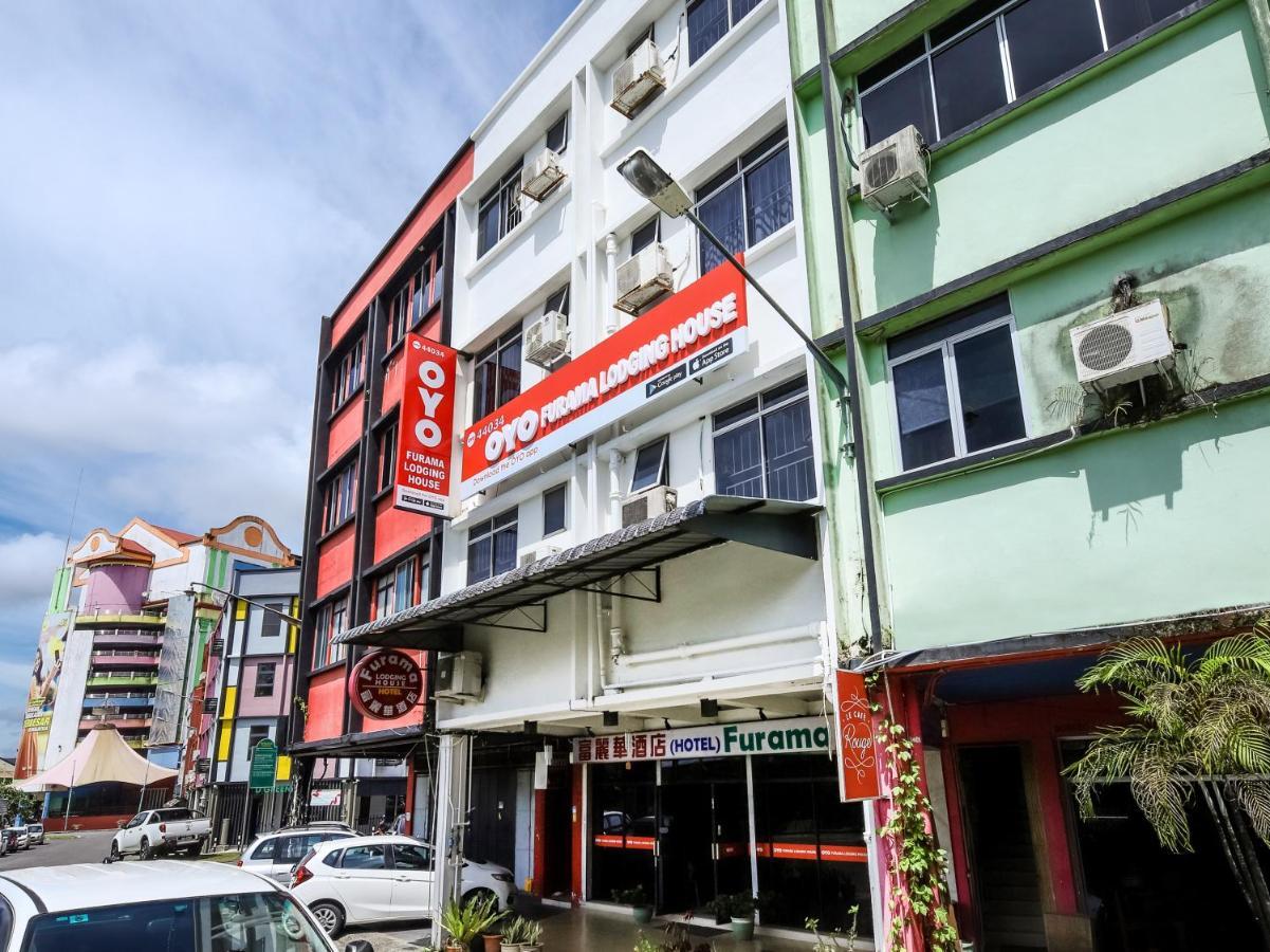 โอโย 44034 ฟูรามา ลอดจิ้ง เฮาส์ Hotel กูชิง ภายนอก รูปภาพ